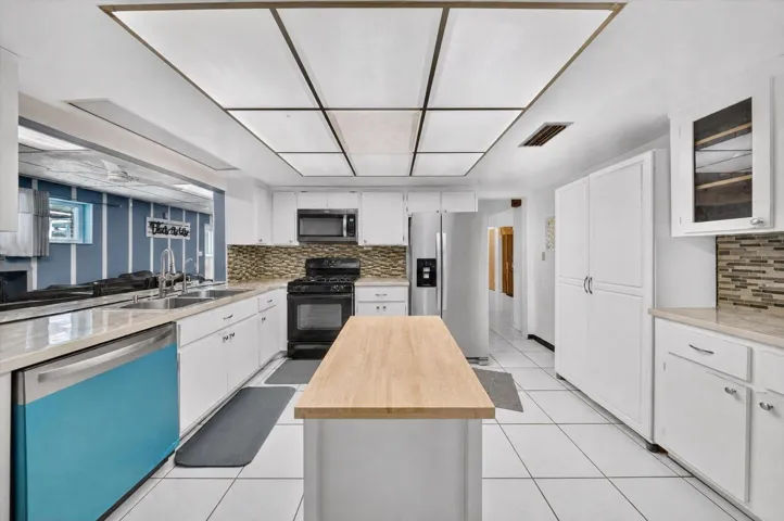 11-2251-SW-67th-Way-WindowStill-Photogra