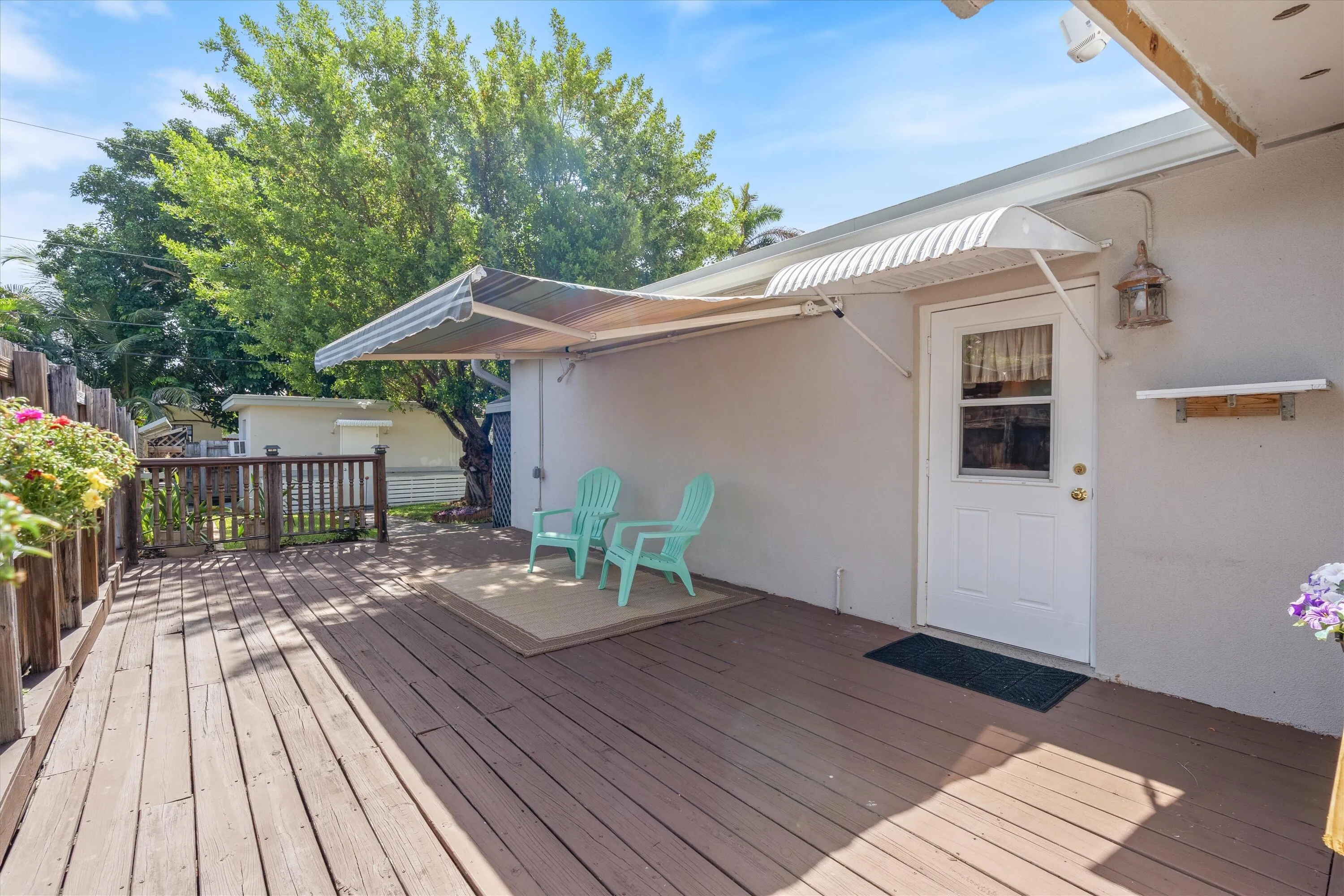 DECK WITH RETRACTABLE AWNING