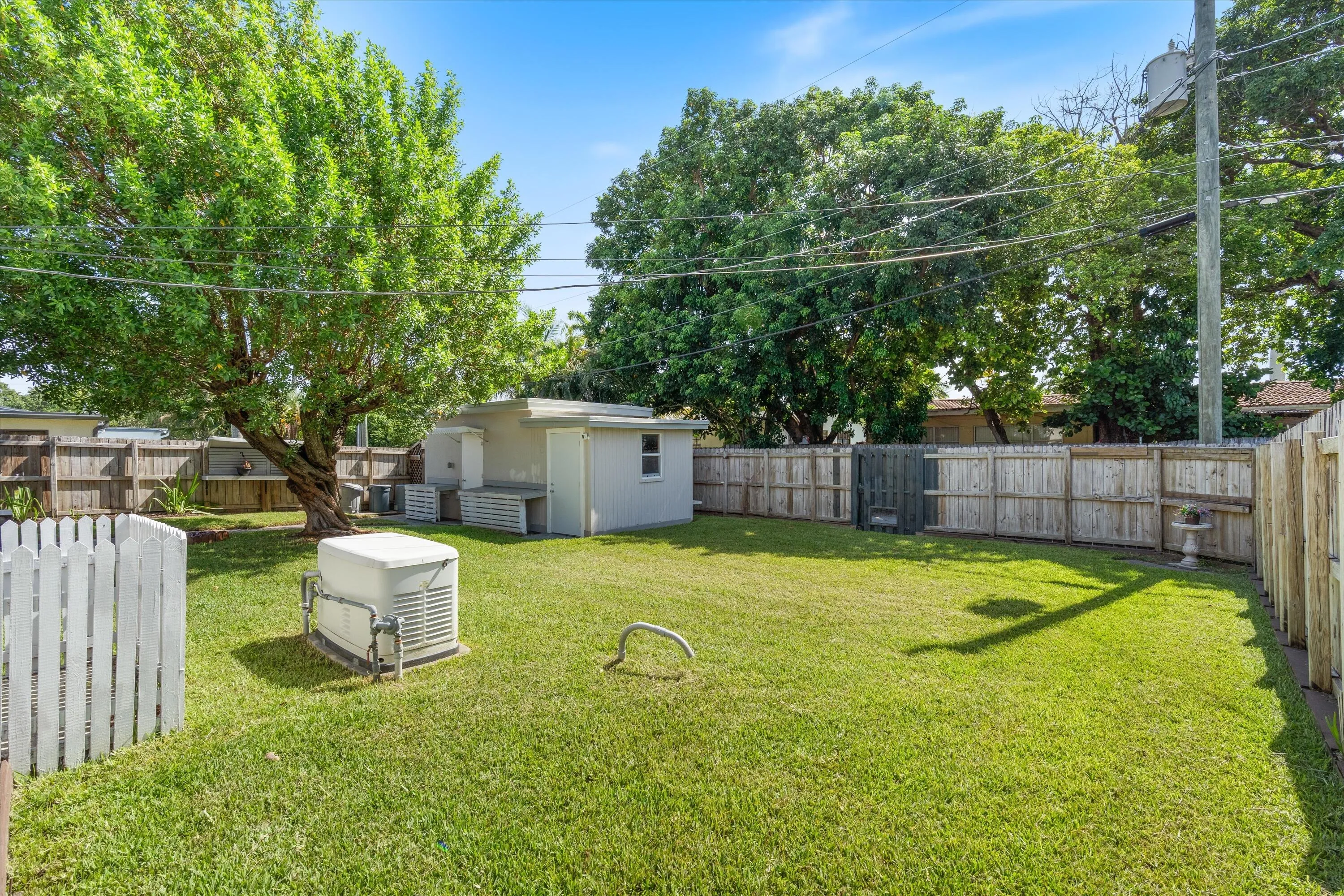 WHOLE HOUSE GAS GENERATOR/FENCED BACKYARD