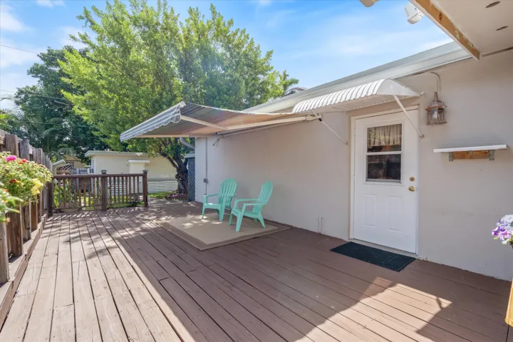 DECK WITH RETRACTABLE AWNING