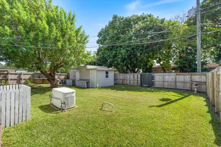 WHOLE HOUSE GAS GENERATOR/FENCED BACKYARD