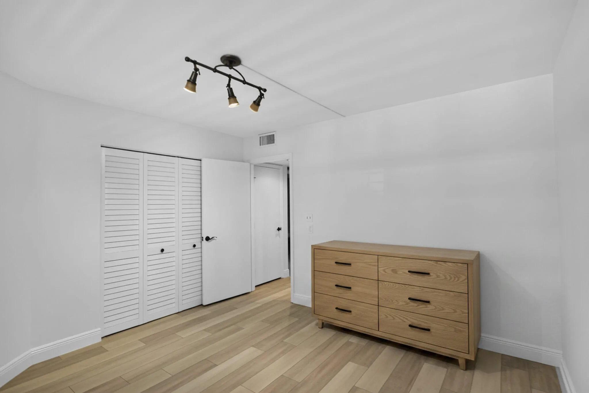 GUEST BEDROOM VIRTUAL FURNITURE