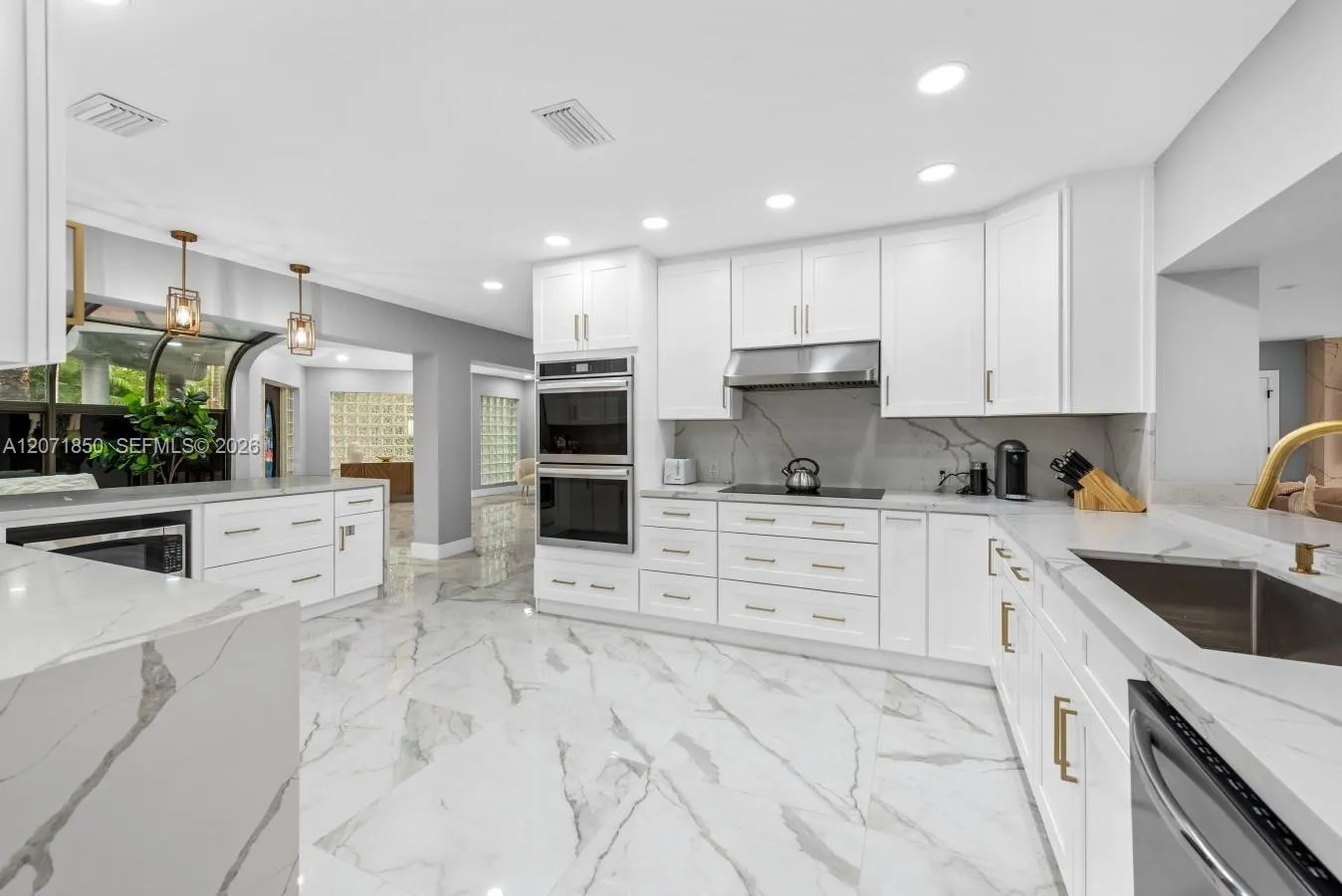 Photo of the kitchen facing the opposite side of the entrance