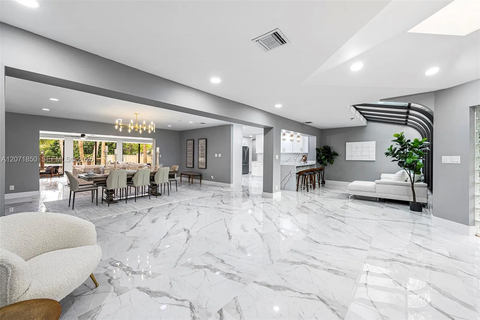Living room by the entrance