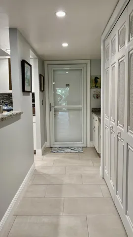 1251 - Entrance Hallway 1