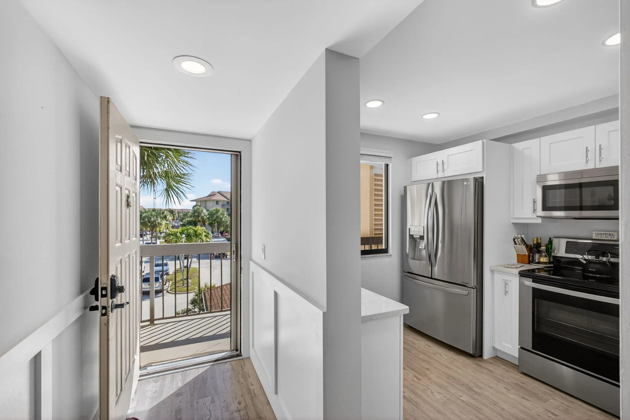 ENTRYWAY/KITCHEN