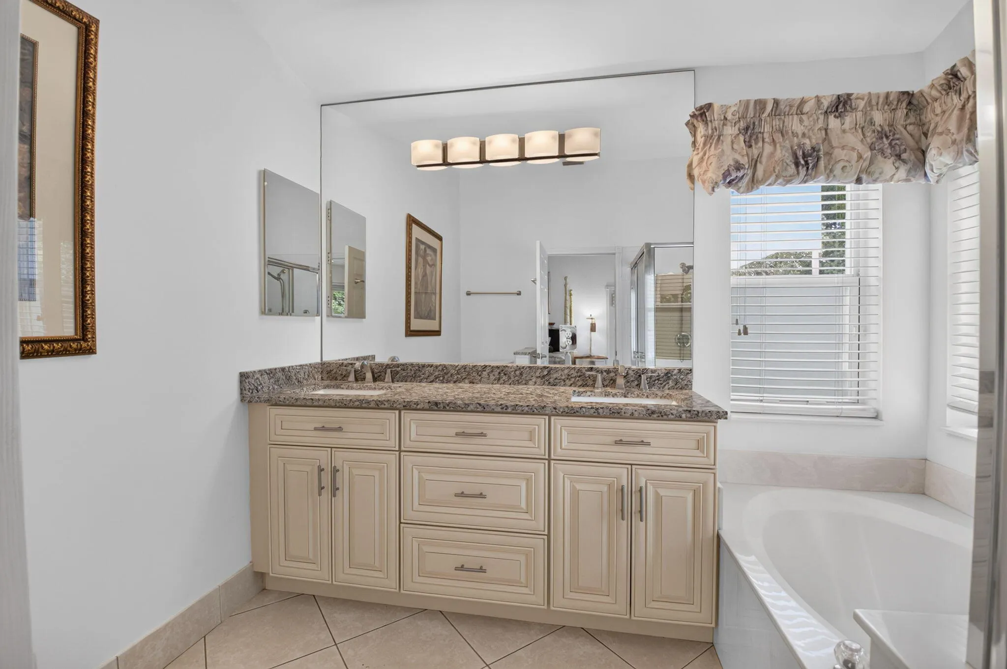 en suite bathroom to Primary
