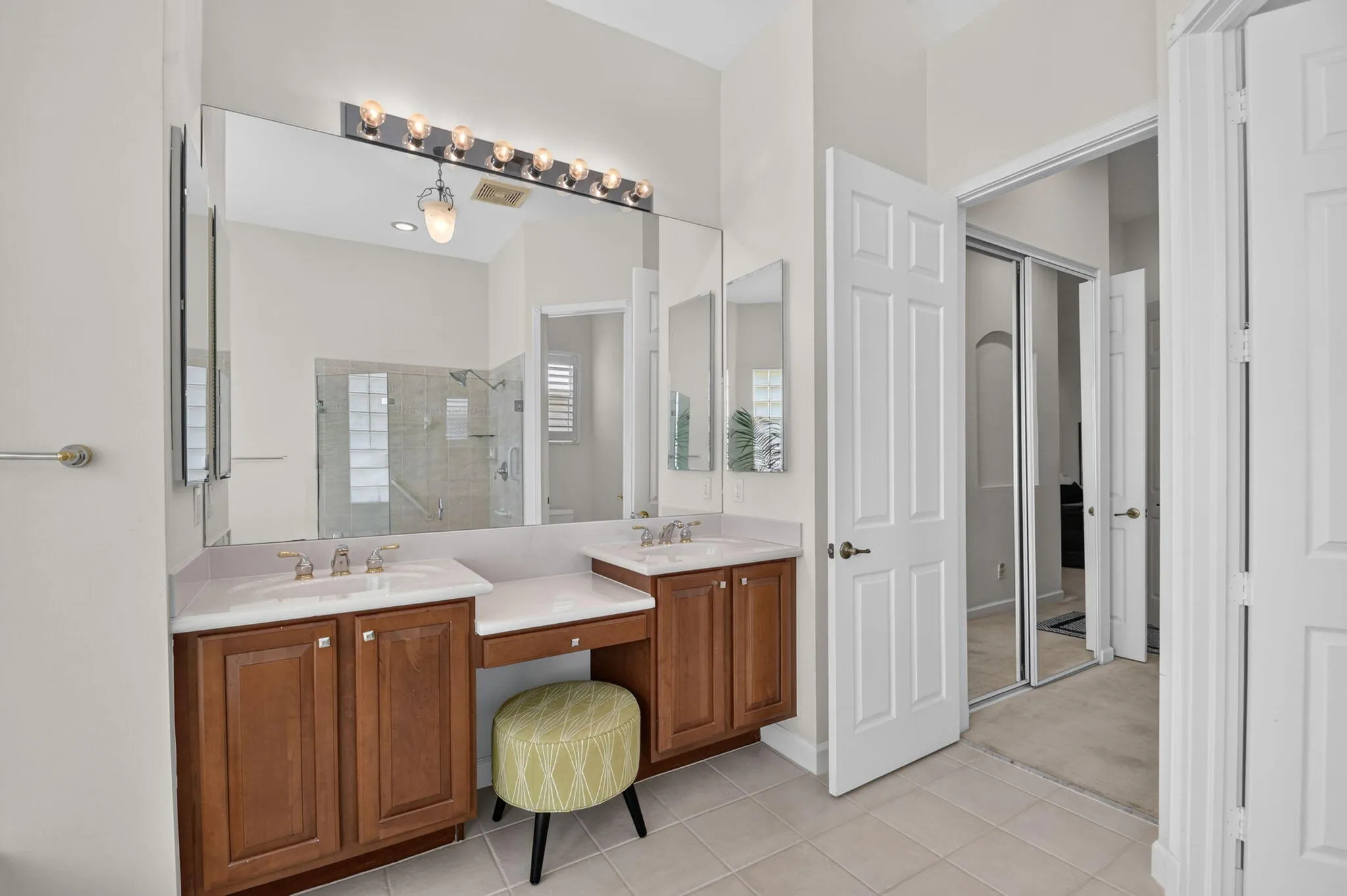 Dual sinks w/vanity