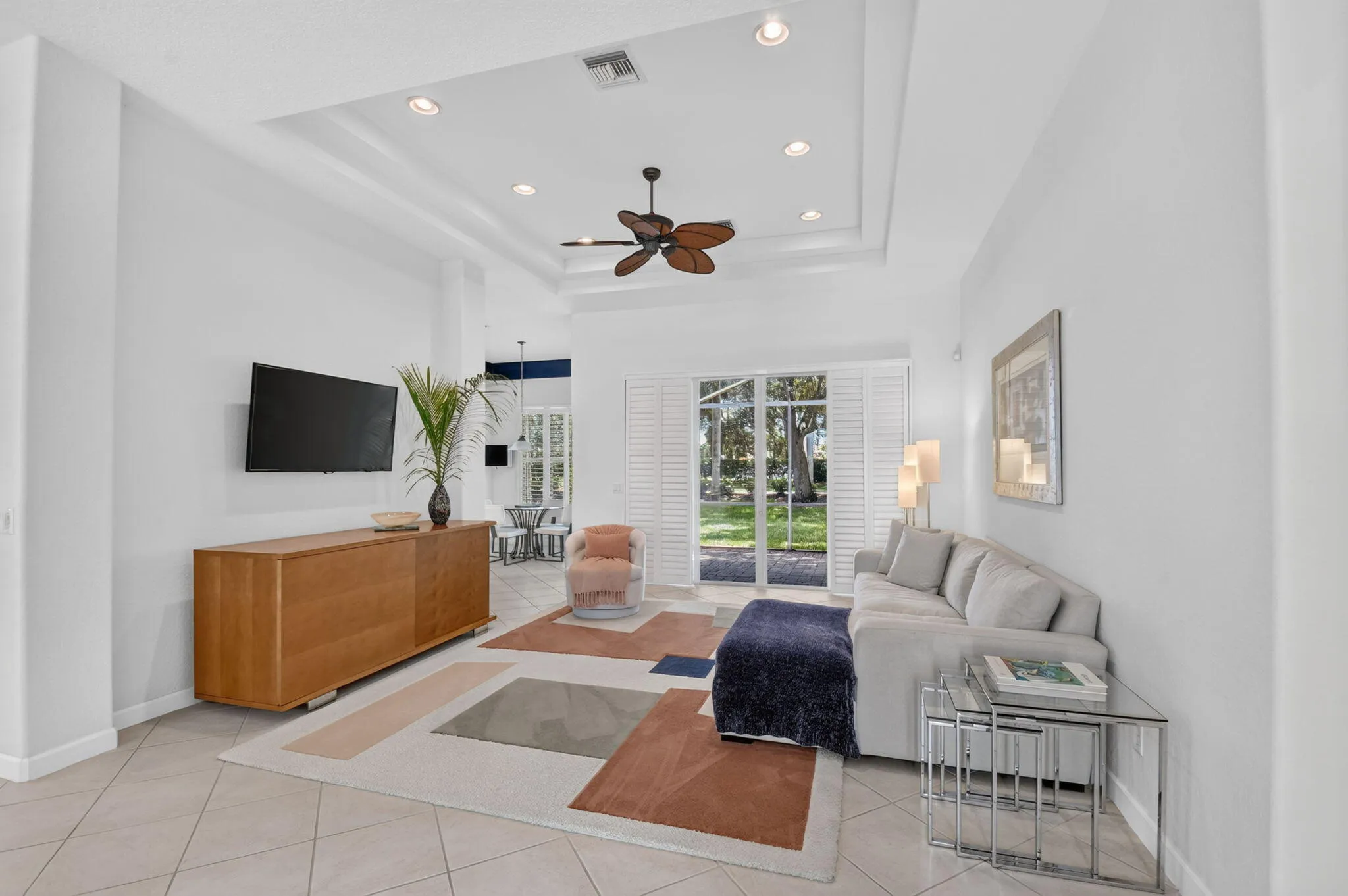 Light & bright with tray ceiling-high hat lighting