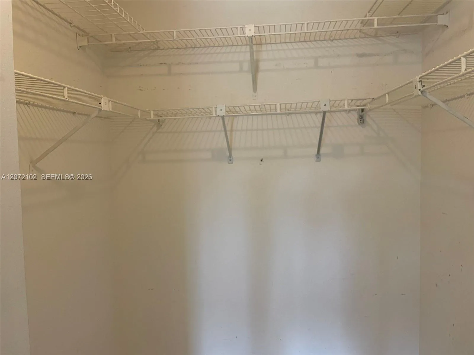 WALK IN CLOSET