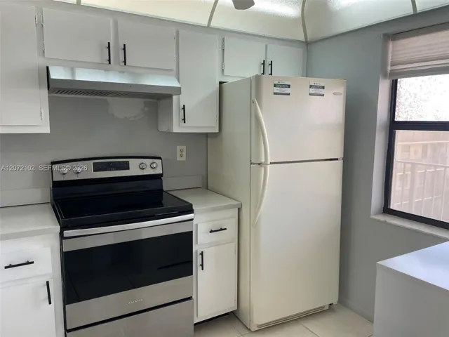 STOVE & REFRIGERATOR