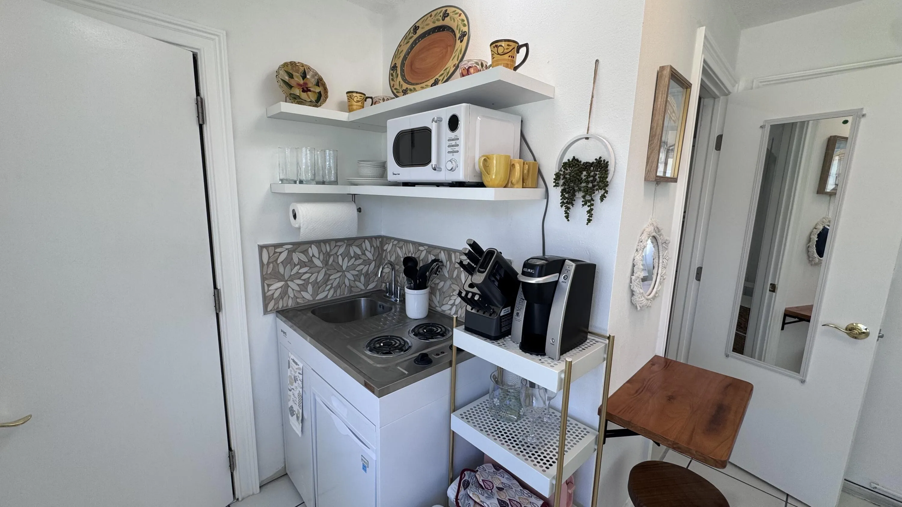 Apt kitchenette
