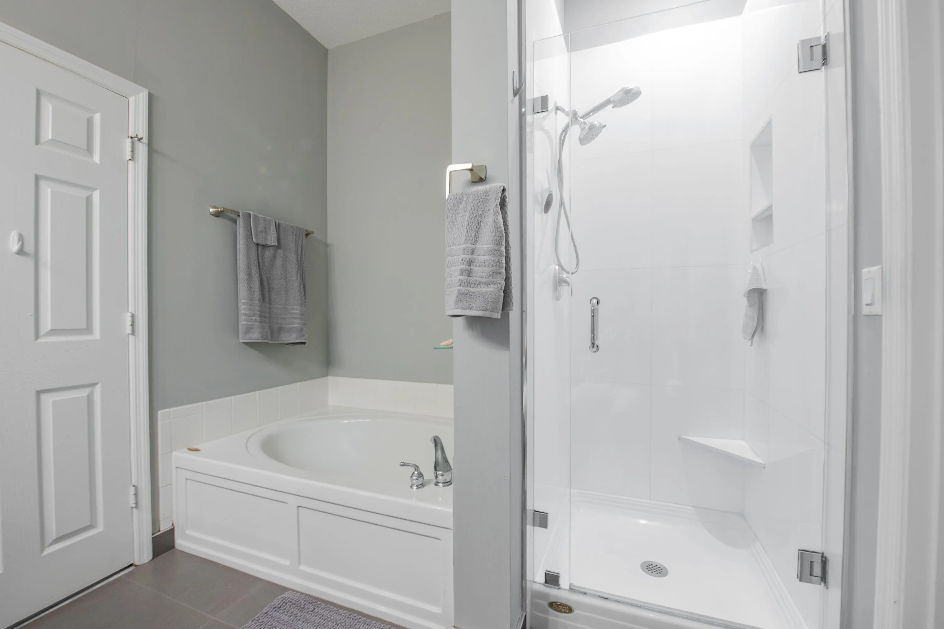 Separate bathtub and shower