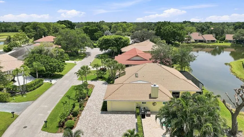 Double Car Garage & Parking for 8