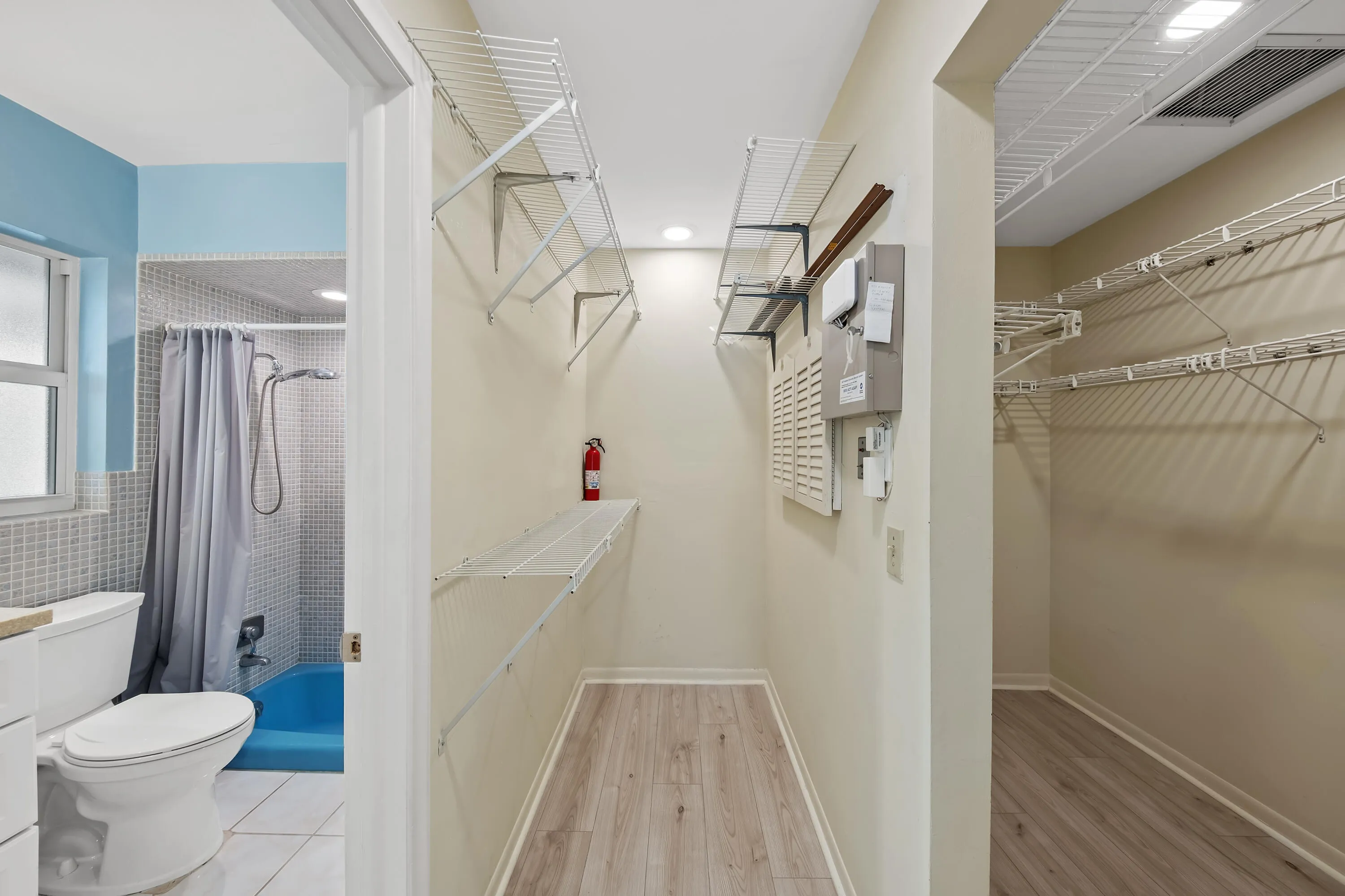 BATHROOM WALK IN CLOSET
