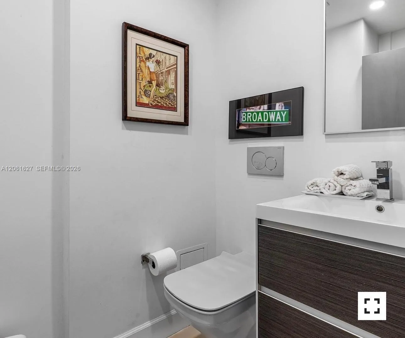 Hallway Guest 1/2 Bath