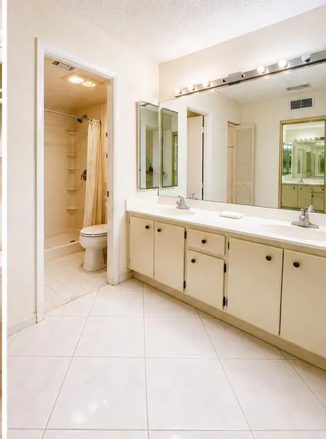 Main Bathroomvanity