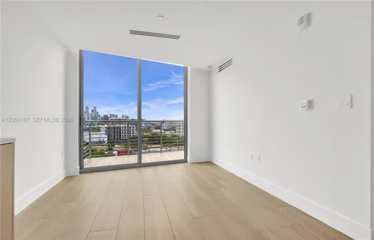 Secondary bedroom.