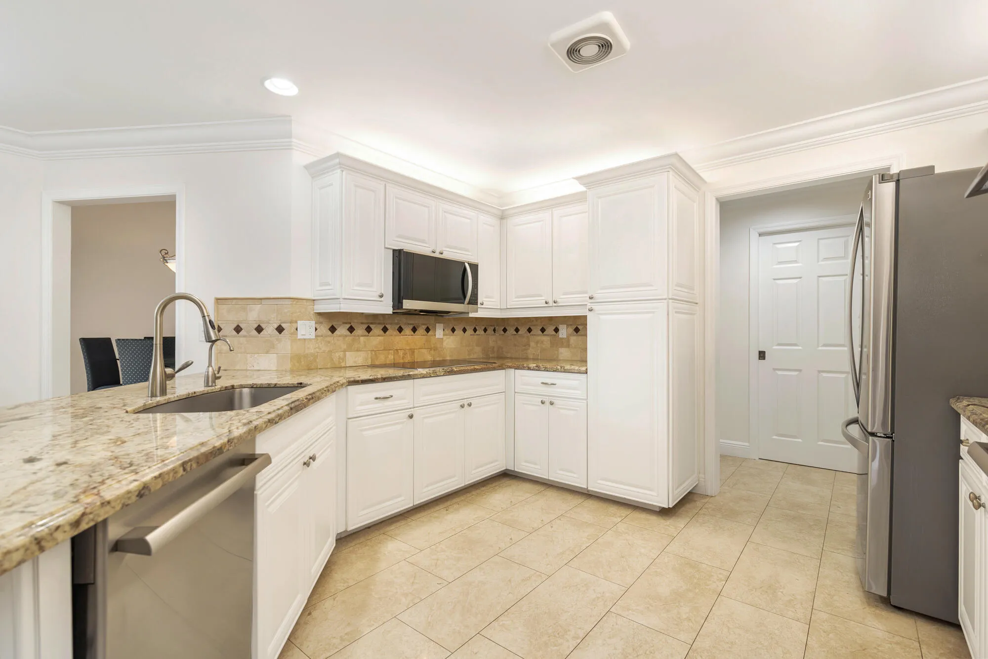 Large Custom Kitchen, S/S French door refrigerator