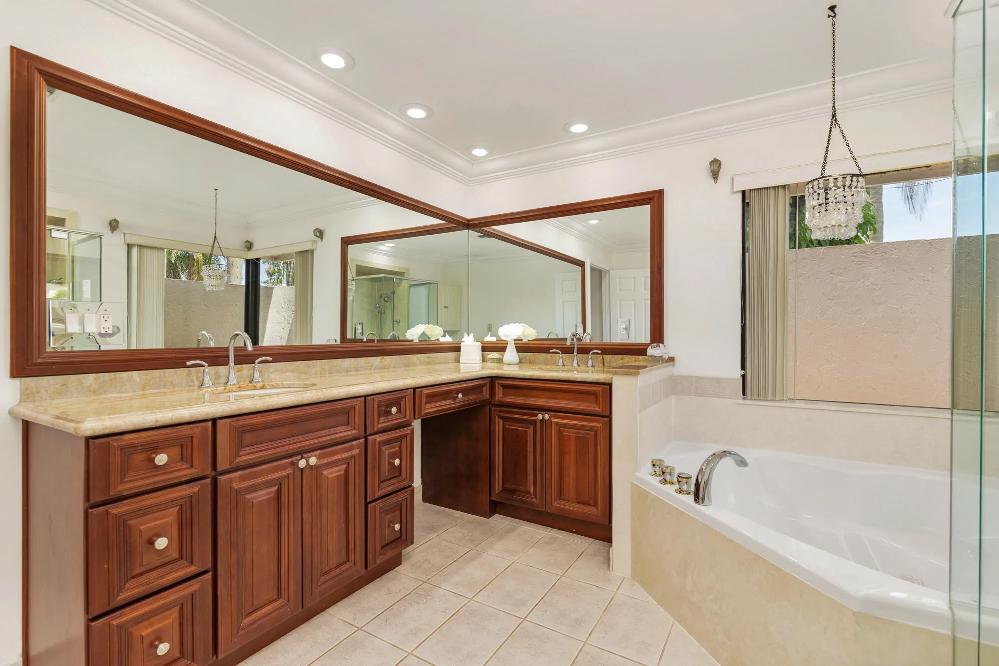 Large master bathroom with soaking tub & double sinks