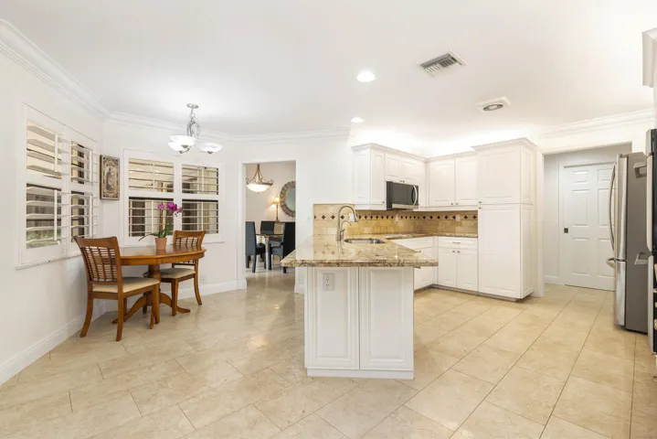 Eat-in Kitchen, granite countertops, S/S appliances