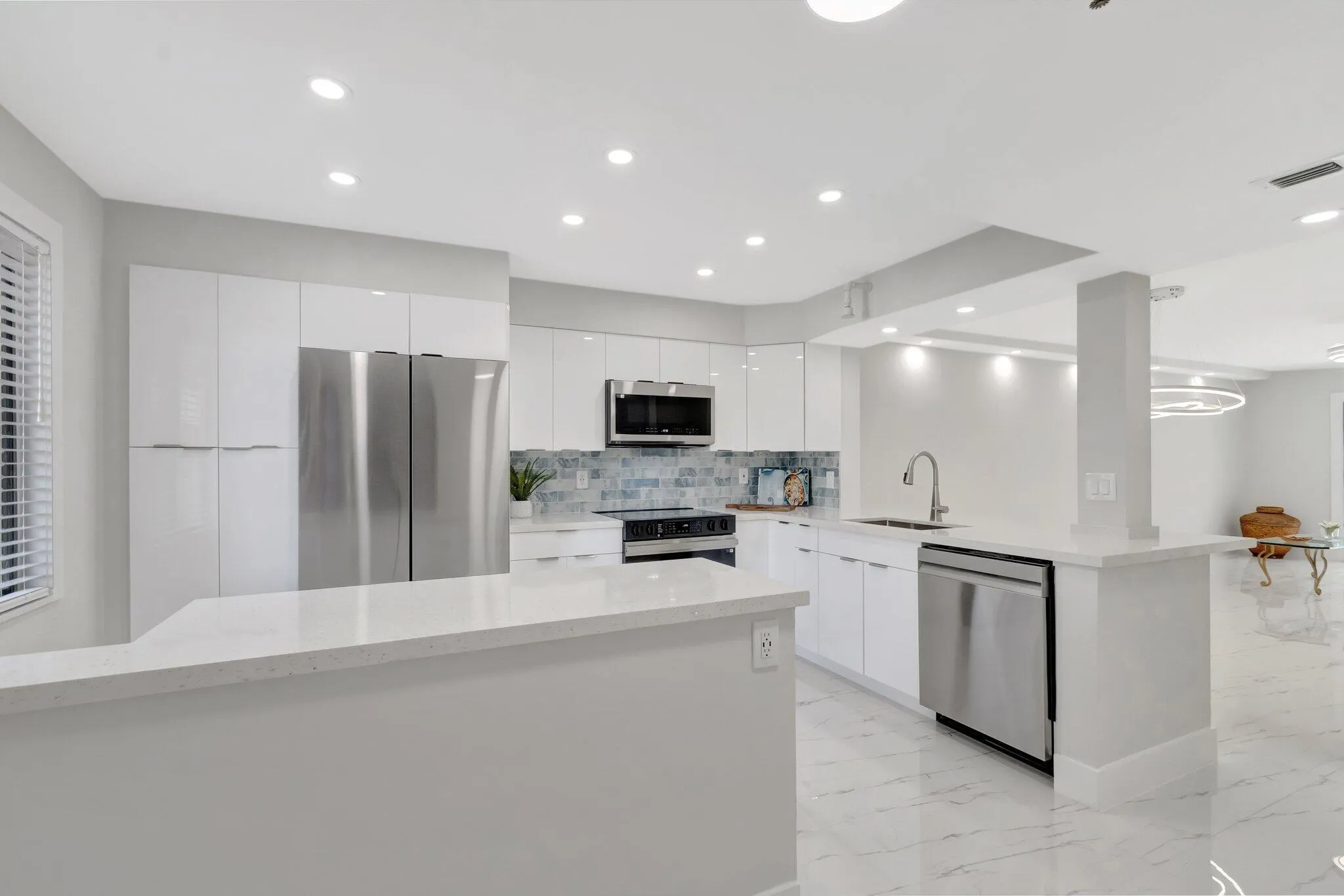 Modern Kitchen/Entrance