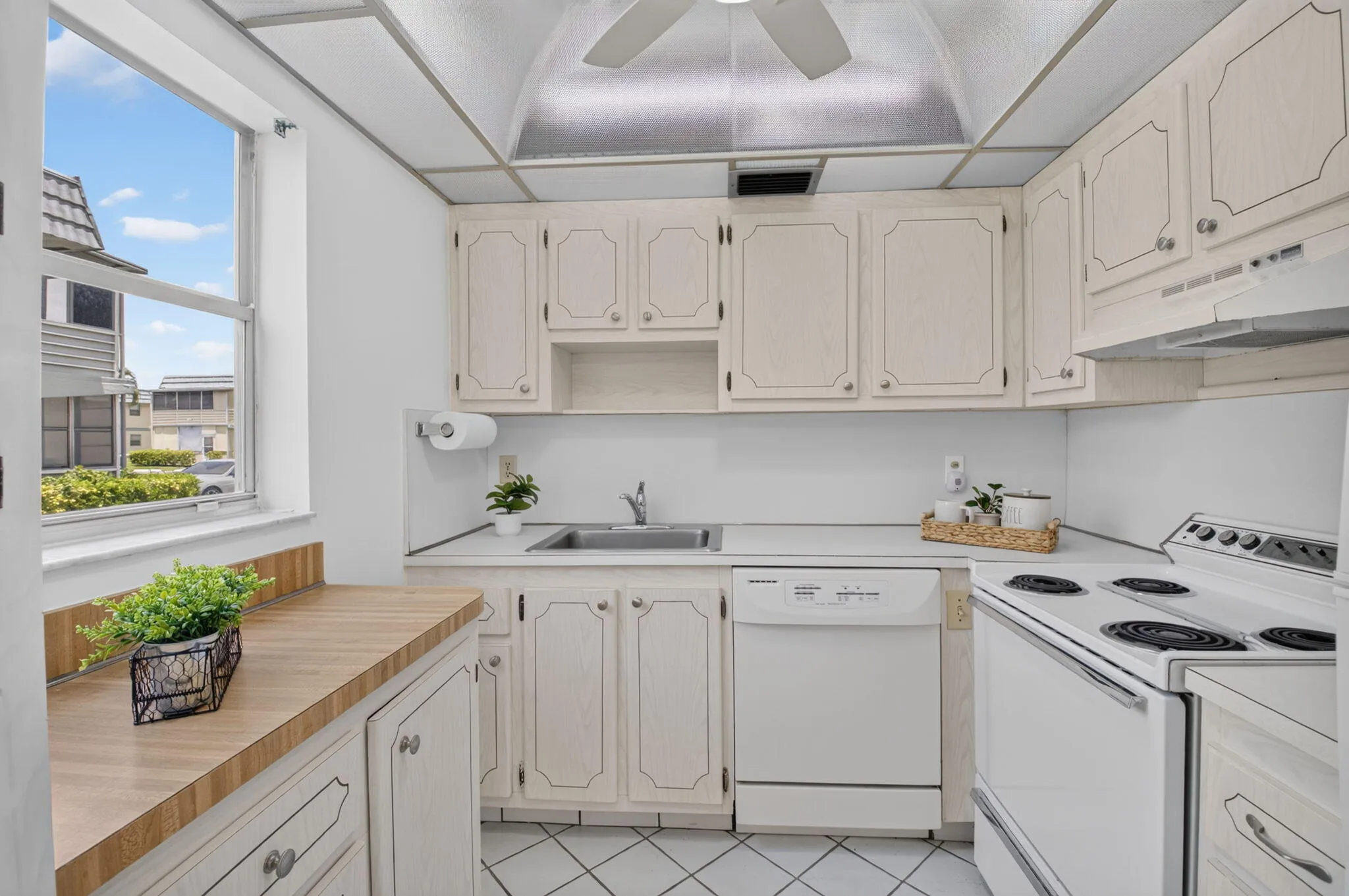 BRIGHT, WHITE KITCHEN WITH NEW CEILING TILES AND PAINT INSIDE ALL CABINETS!