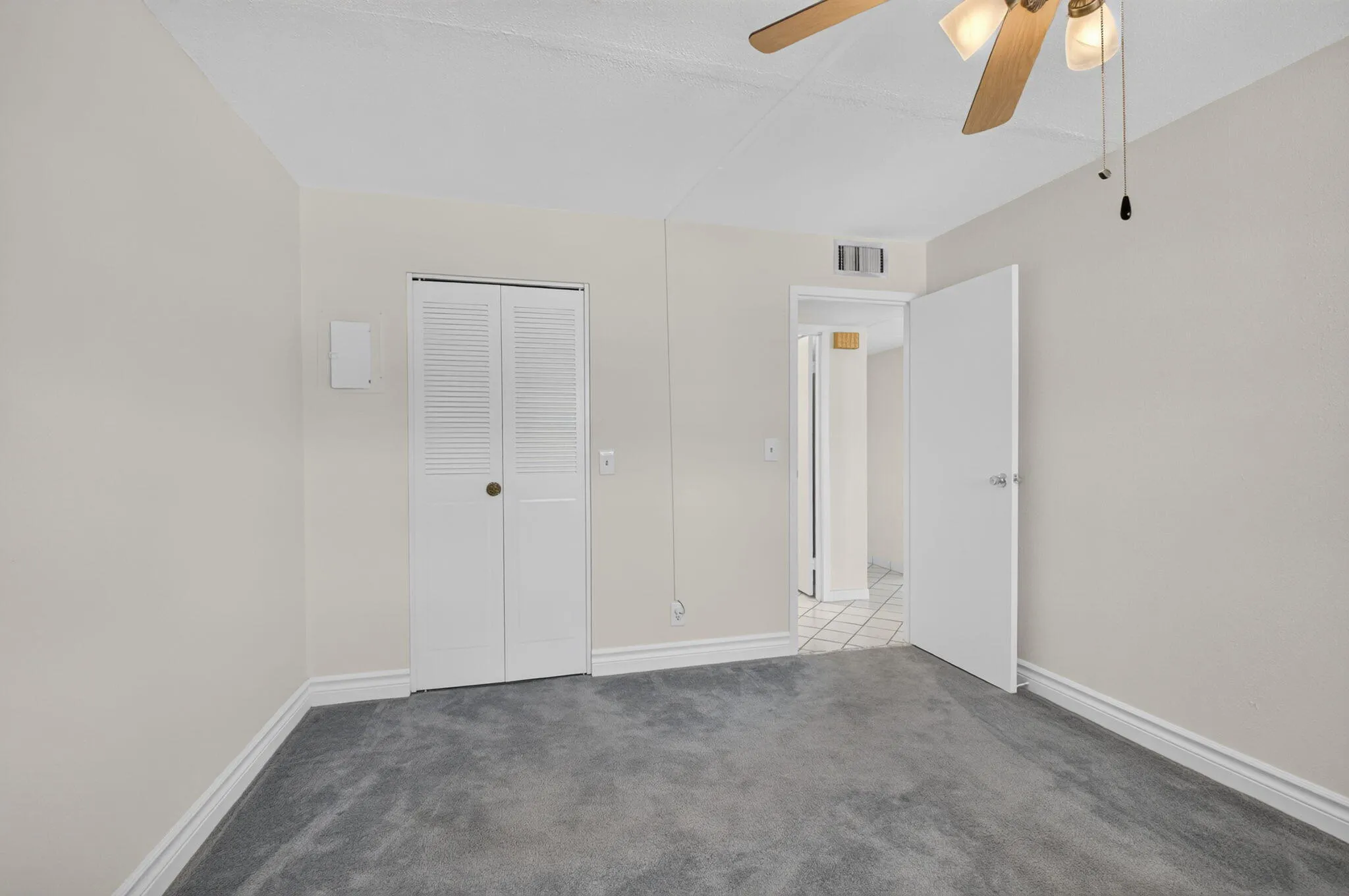 PRIMARY BEDROOM WITH WALK IN CLOSET