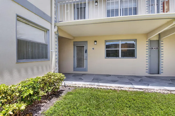 INVITING FIRST FLOOR CORNER UNIT WITH GARDEN OUT FRONT!