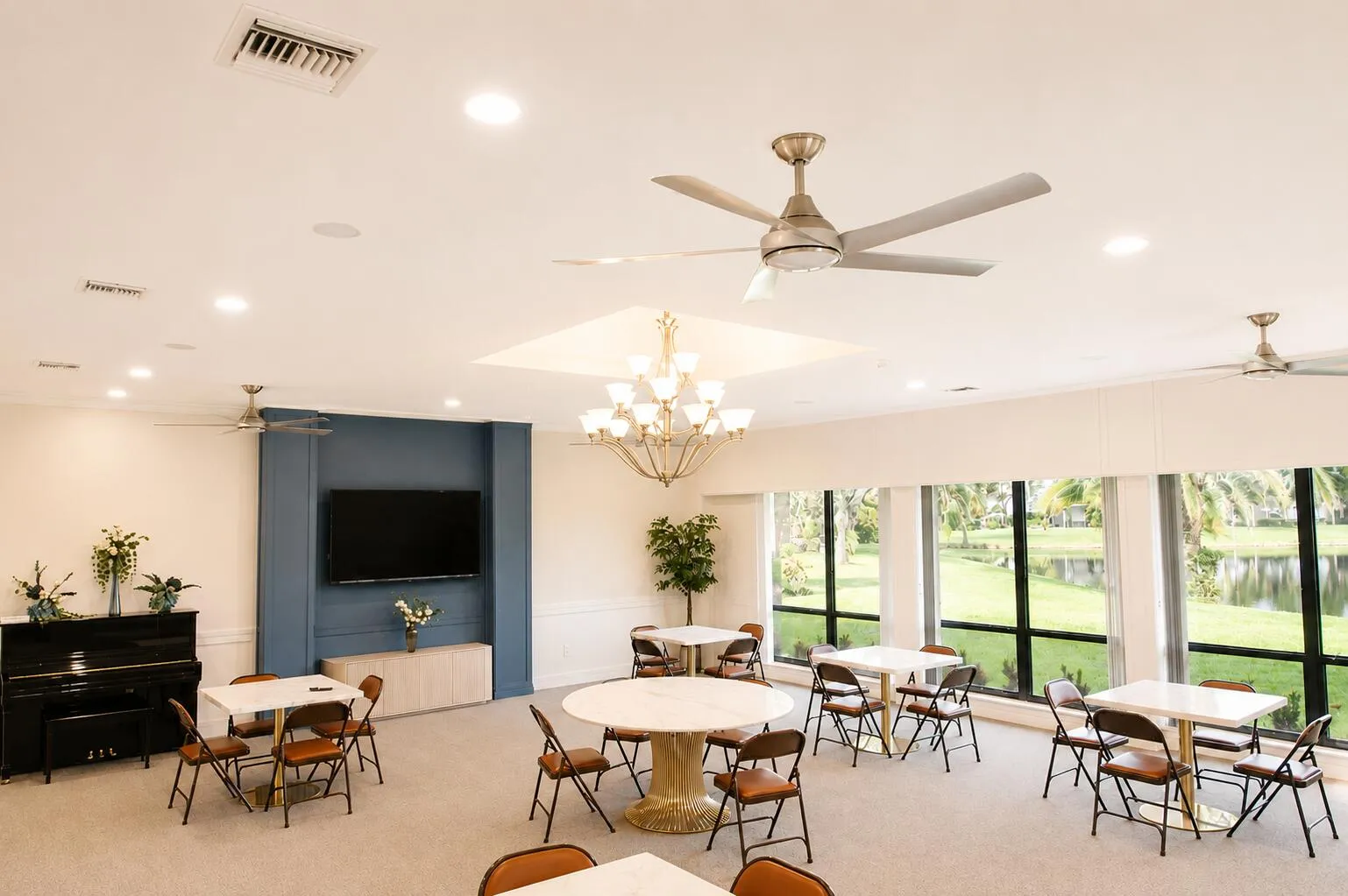 Also an addiitonal more intimate meeting room & spacious kitchen for entertaining.