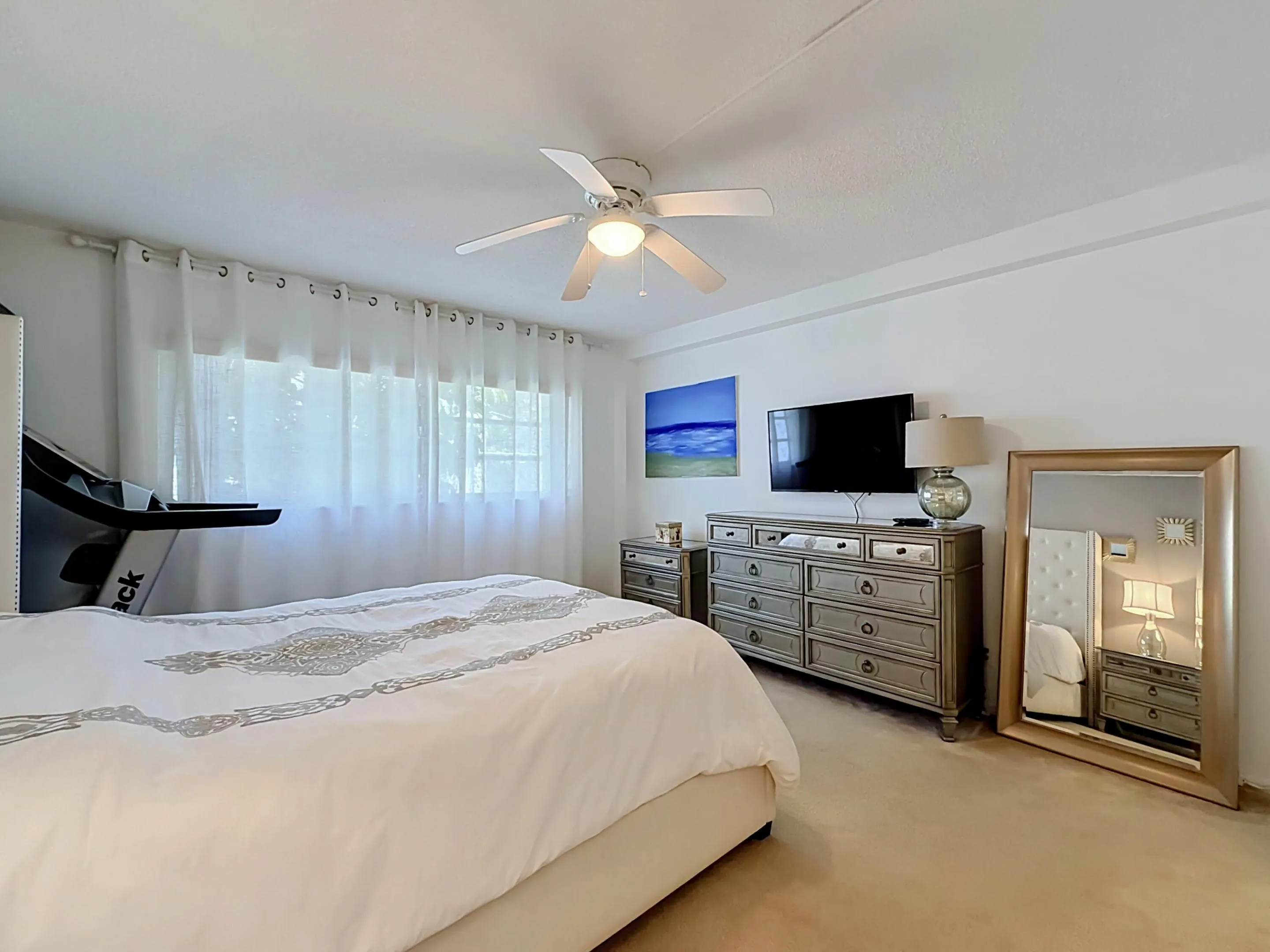 Ceiling fan with integrated lighting
