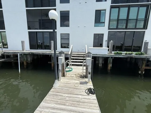 Dock- property to left