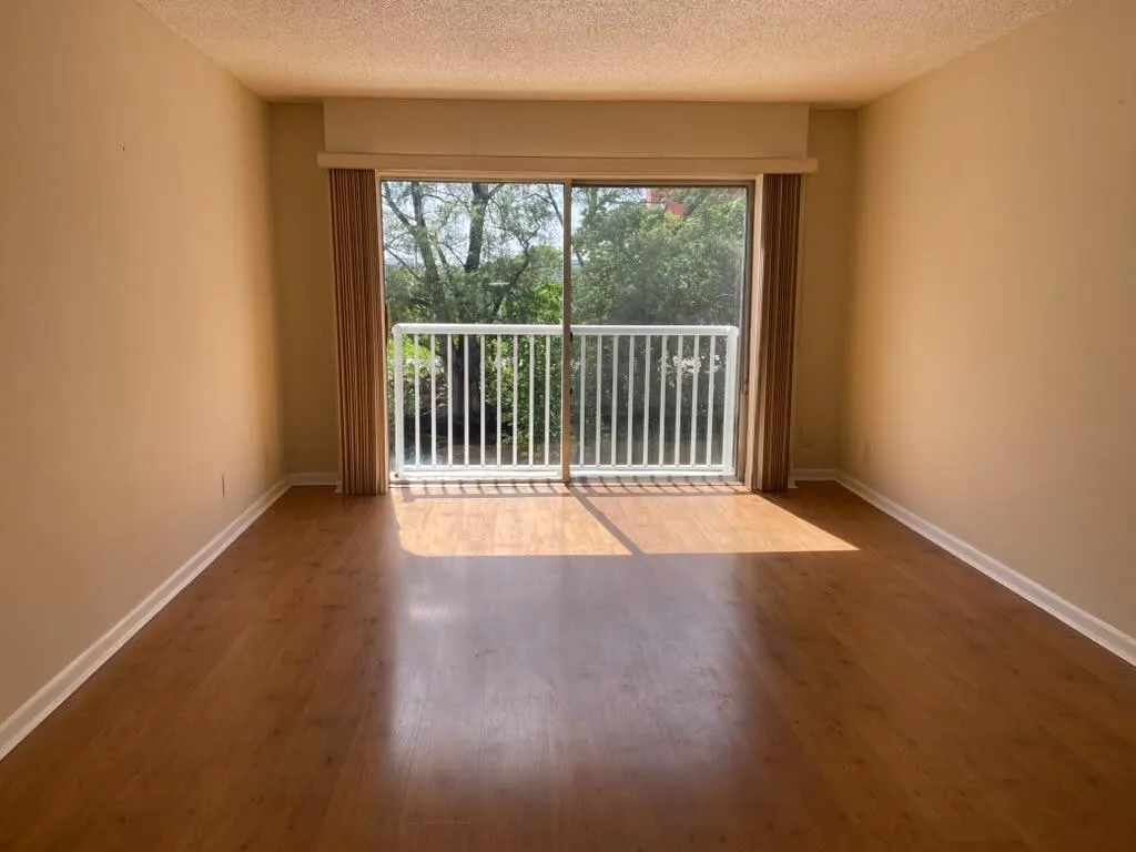 LIVINGROOM #204N
