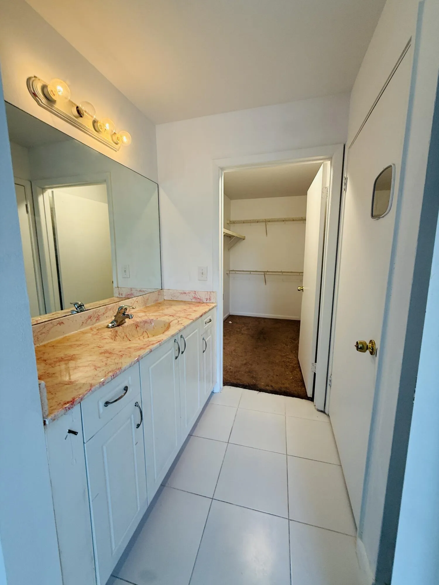 Second level ensuite full bathroom