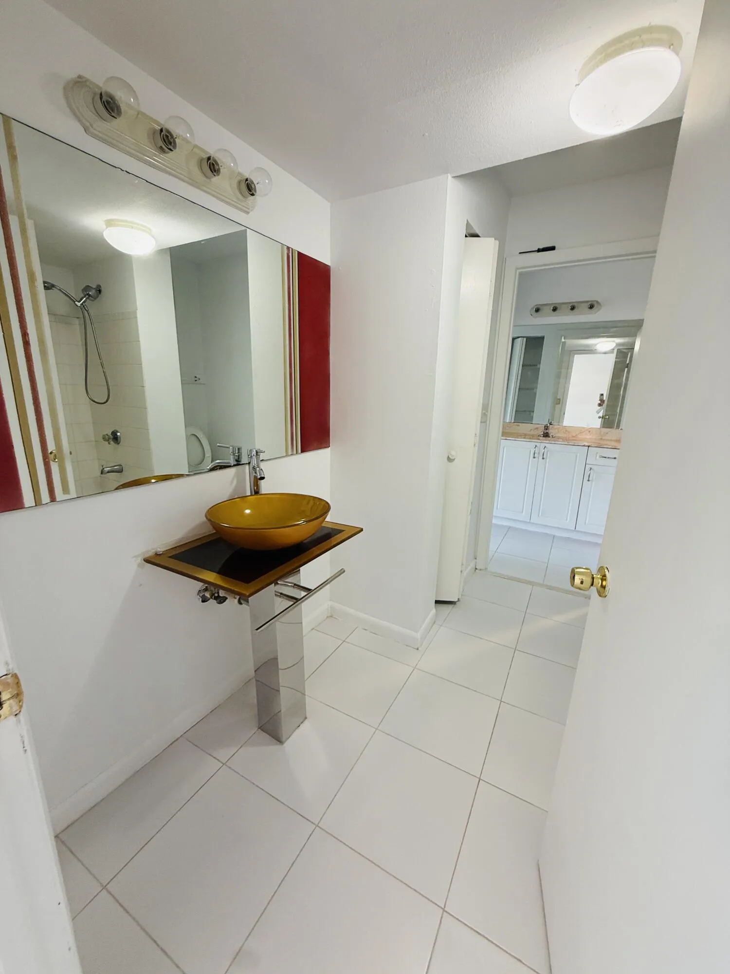 First floor ensuite full bathroom