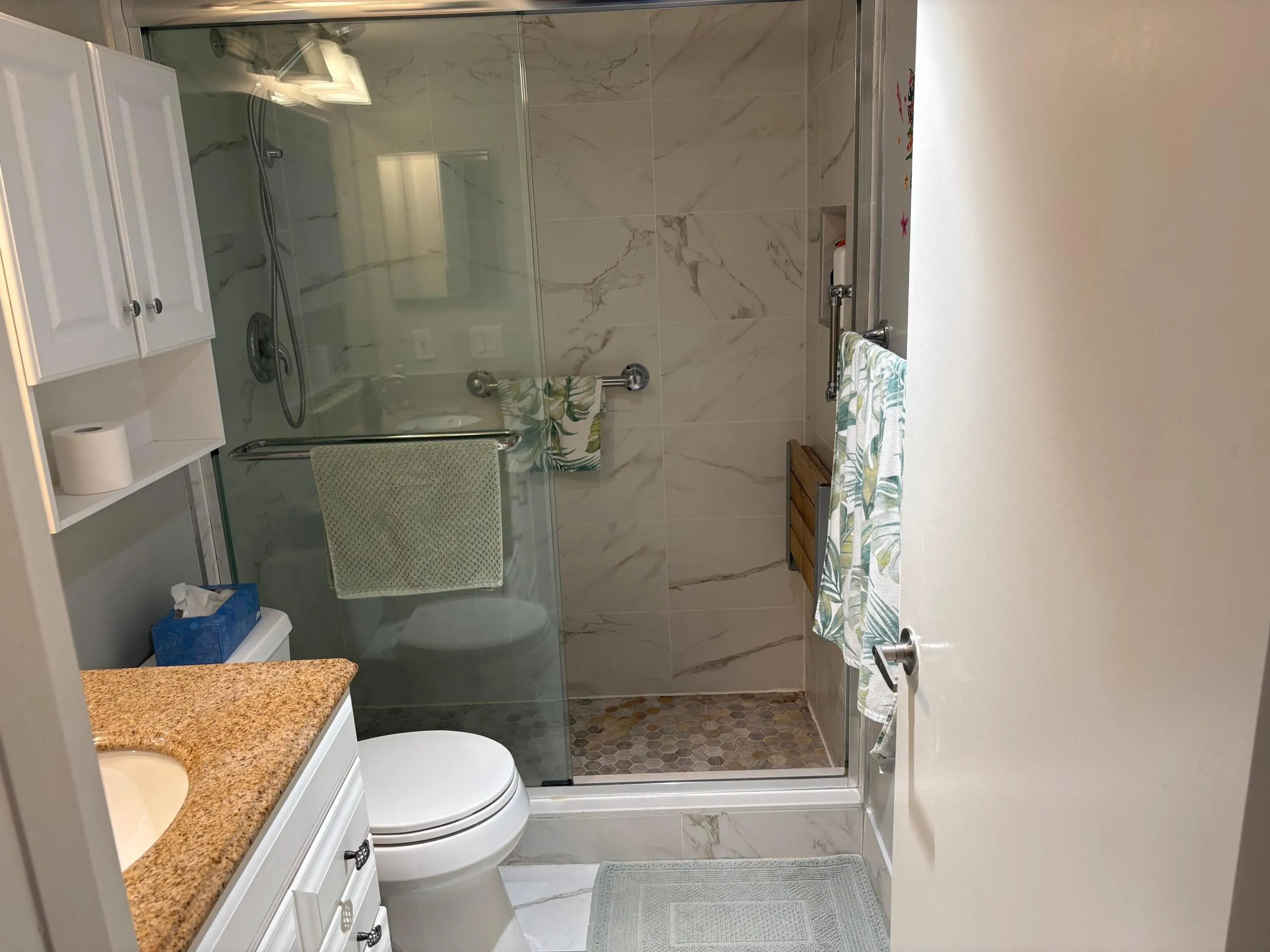 BATHROOM W/STALL SHOWER