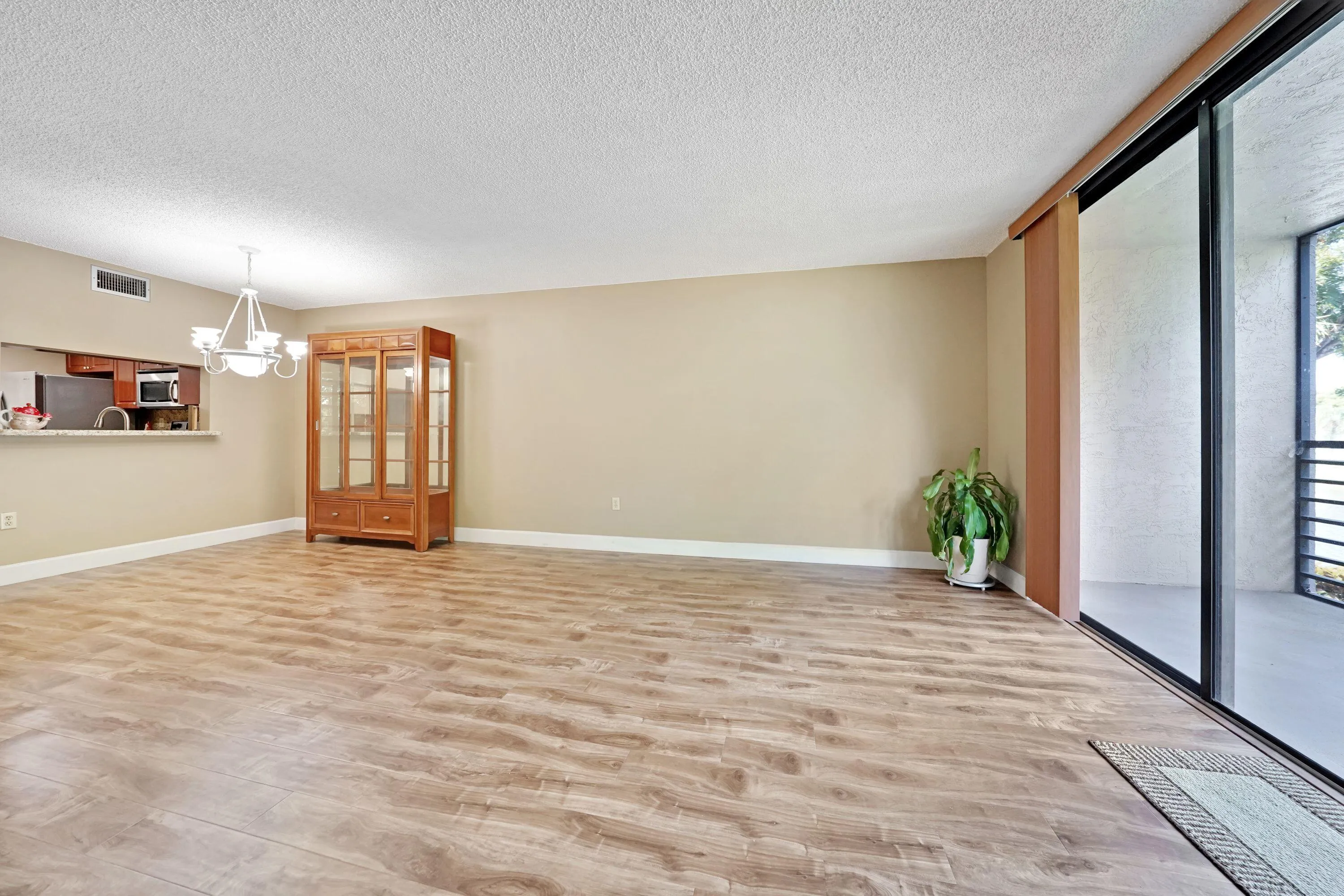 Sliding door - to Balcony