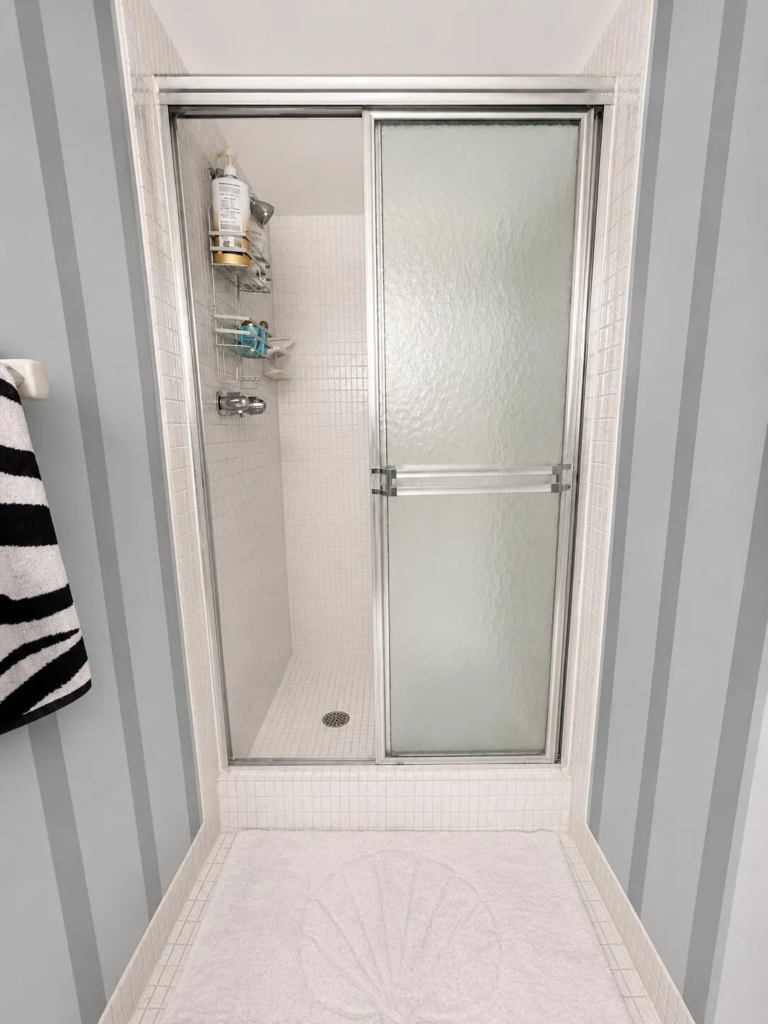 27 Colonial Club Dr 105 Guest Shower