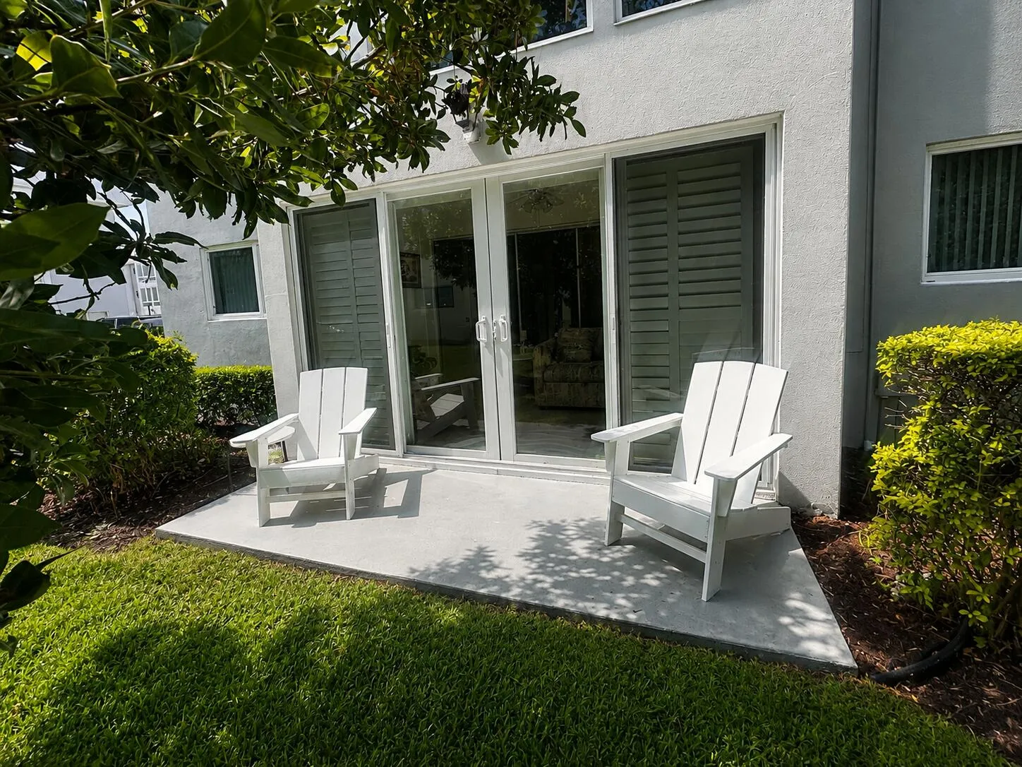 27 Colonial Club Dr 105 Patio
