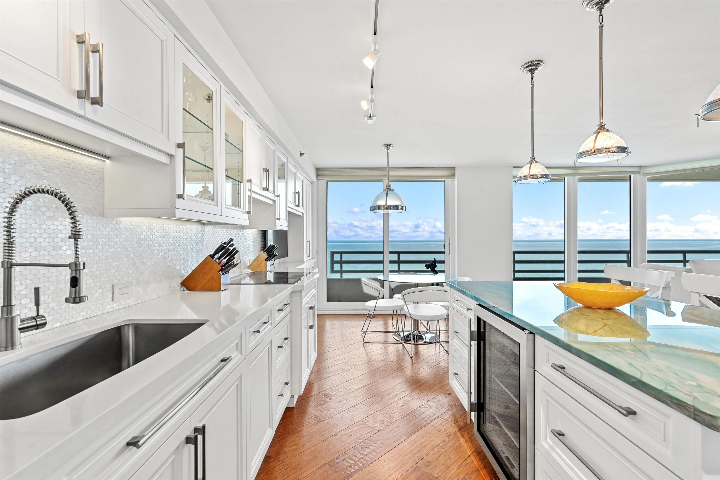 KITCHEN TO OCEANVIEW BALCONY