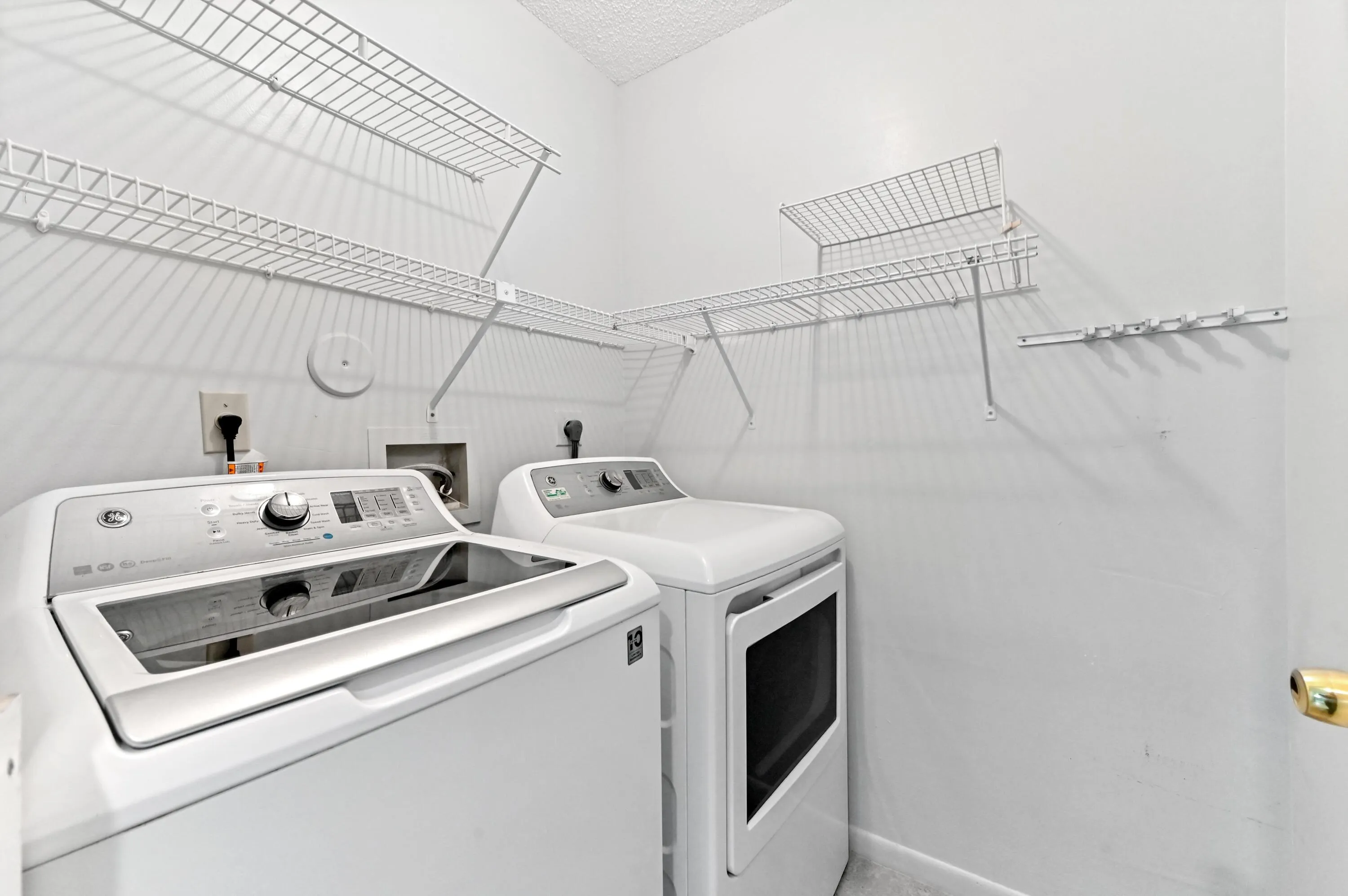 17 23 closet and laundry 01