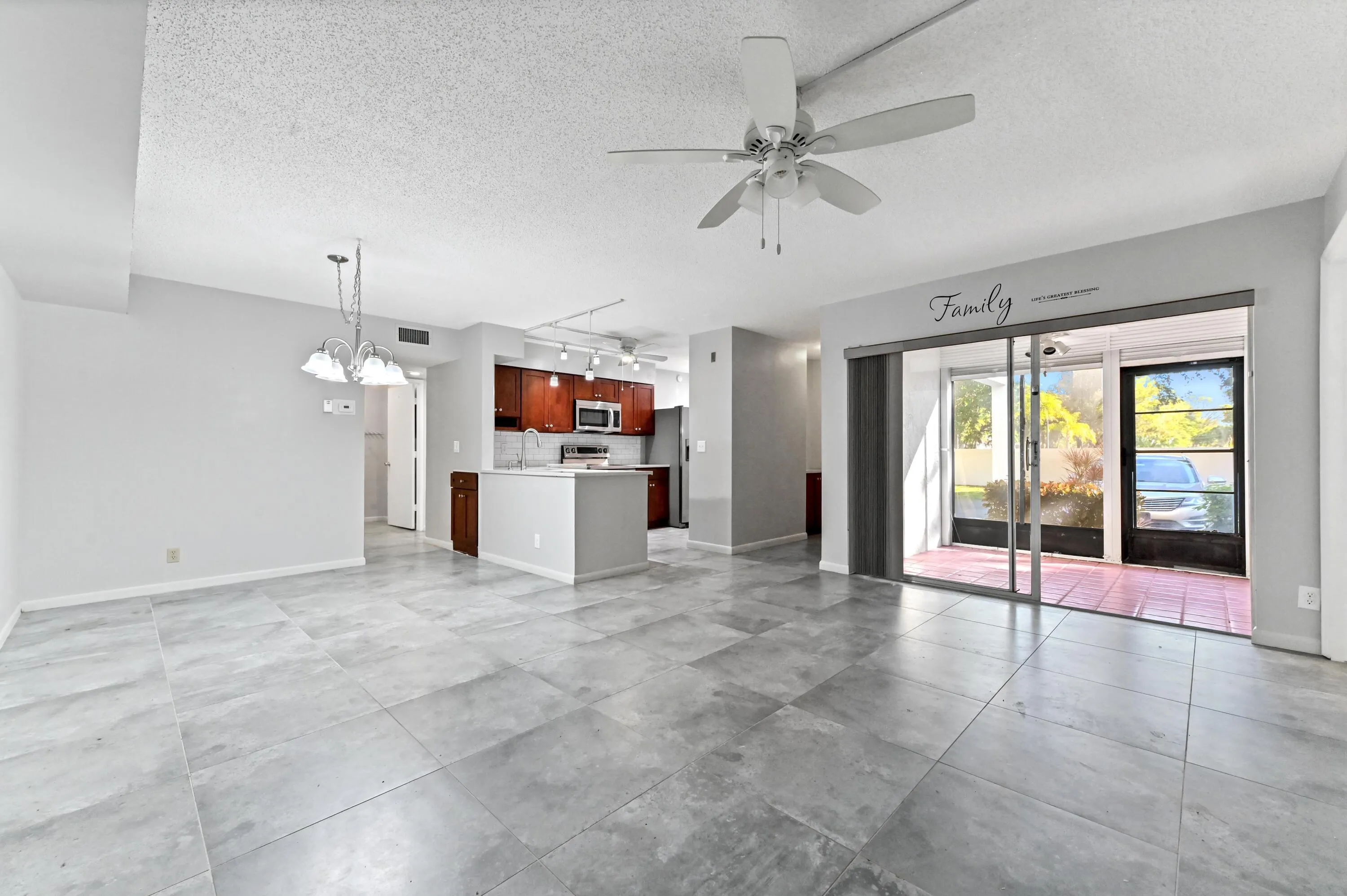 7 Living Room 01