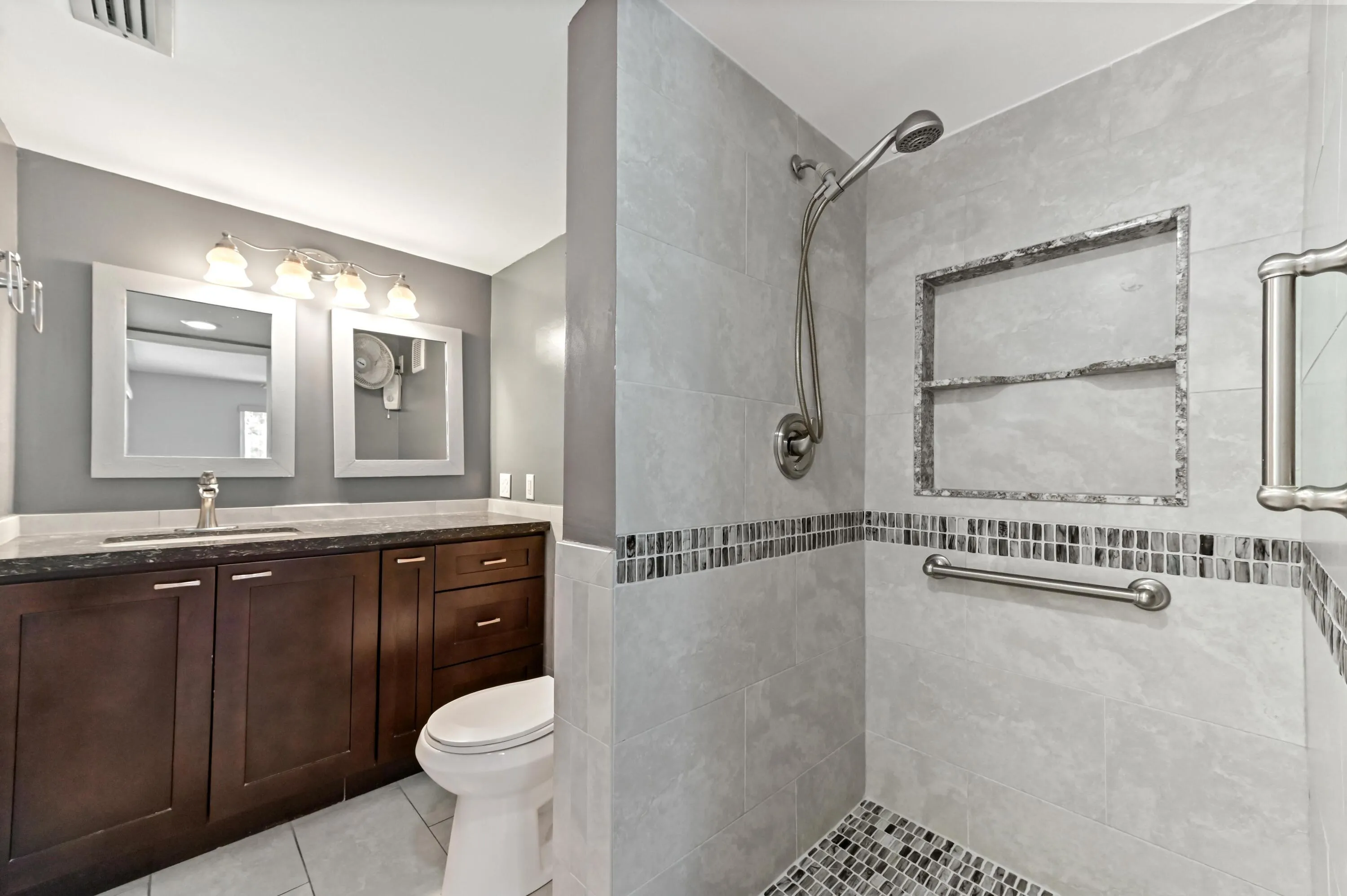 25 Bathroom 02