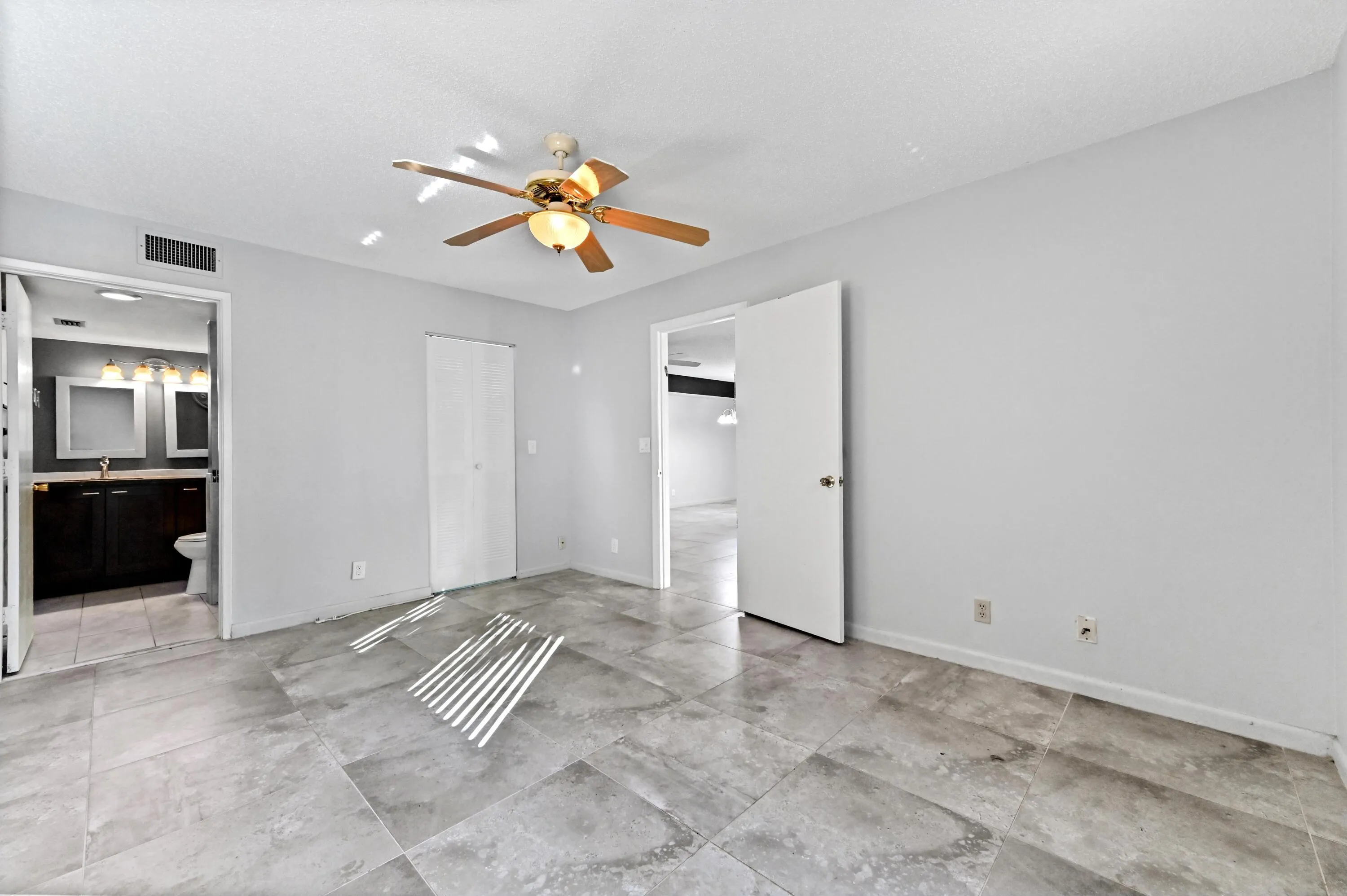 22 Bedroom 04
