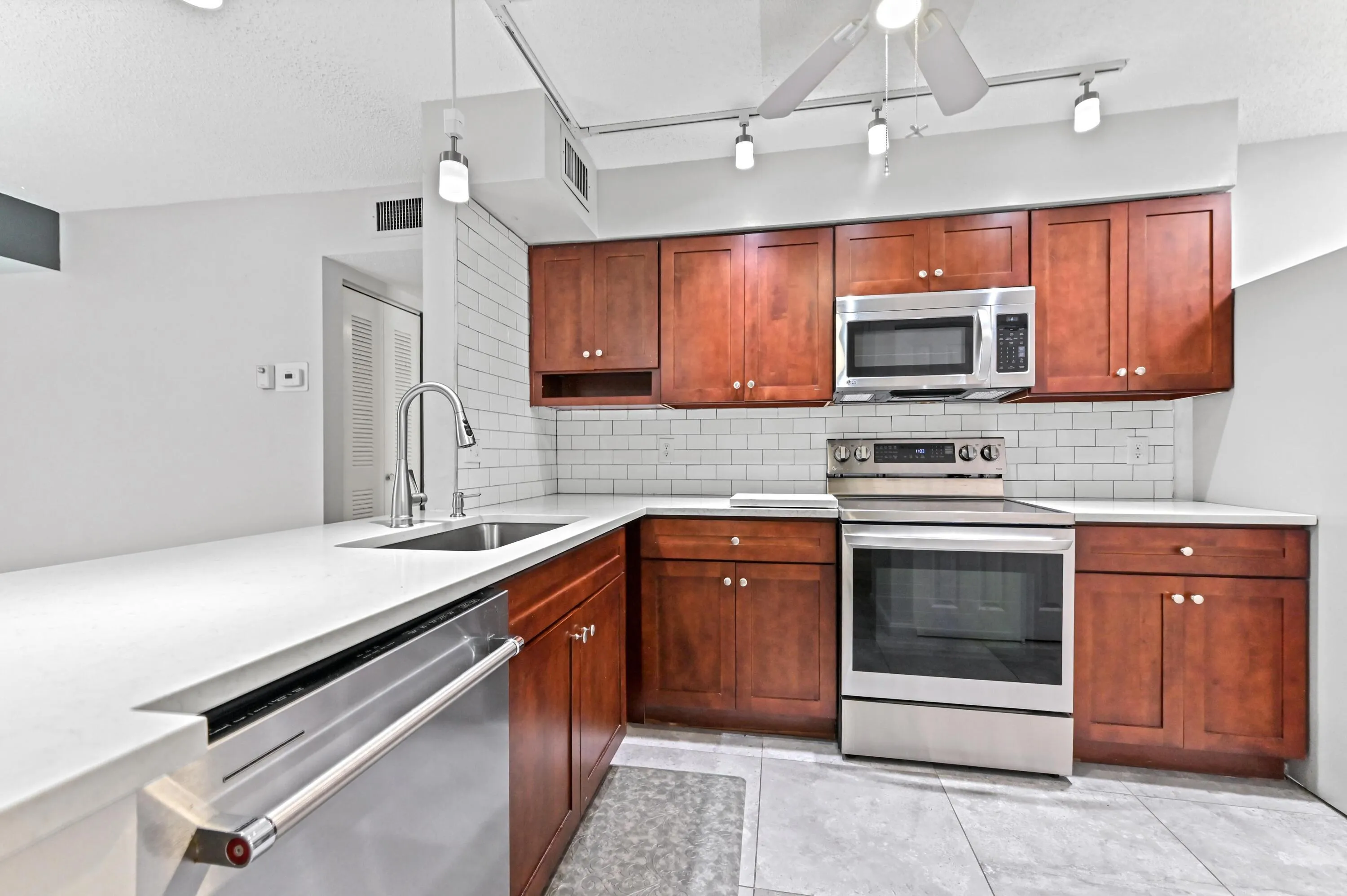 14 Kitchen 02
