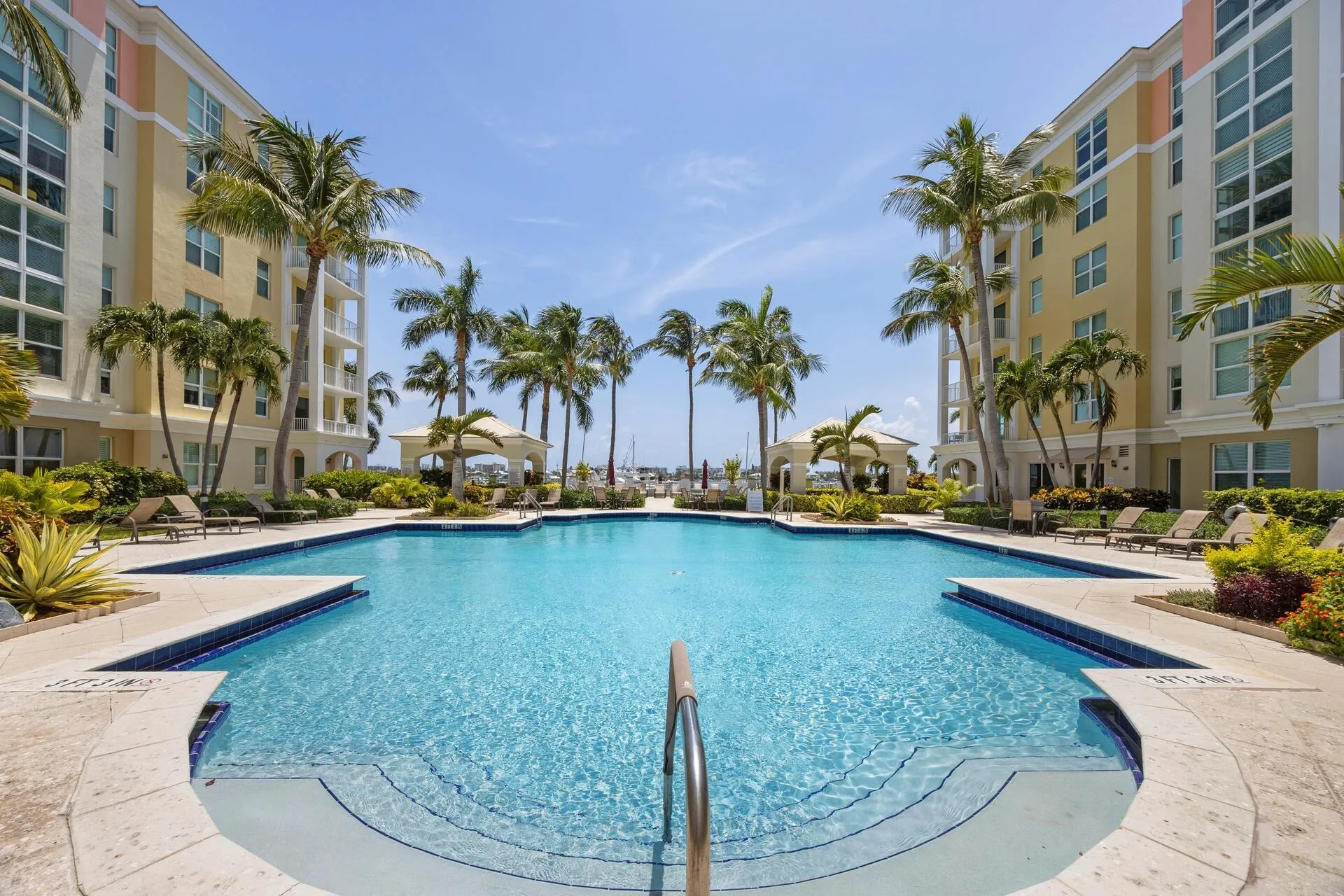 +Waterfront Pool+++