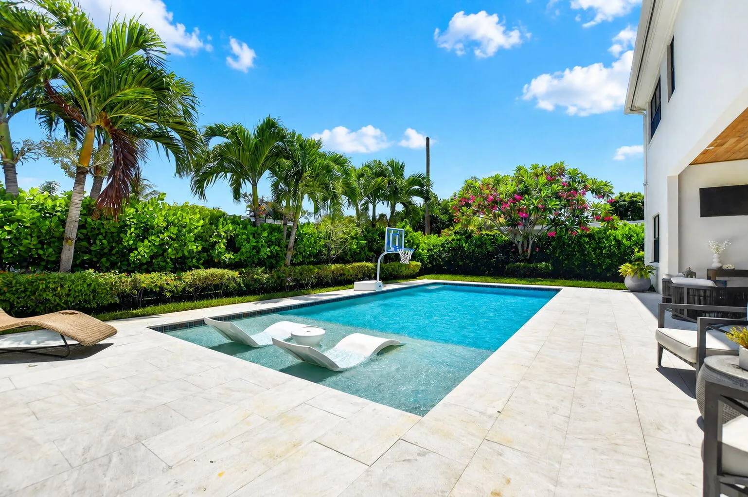 LARGE POOL