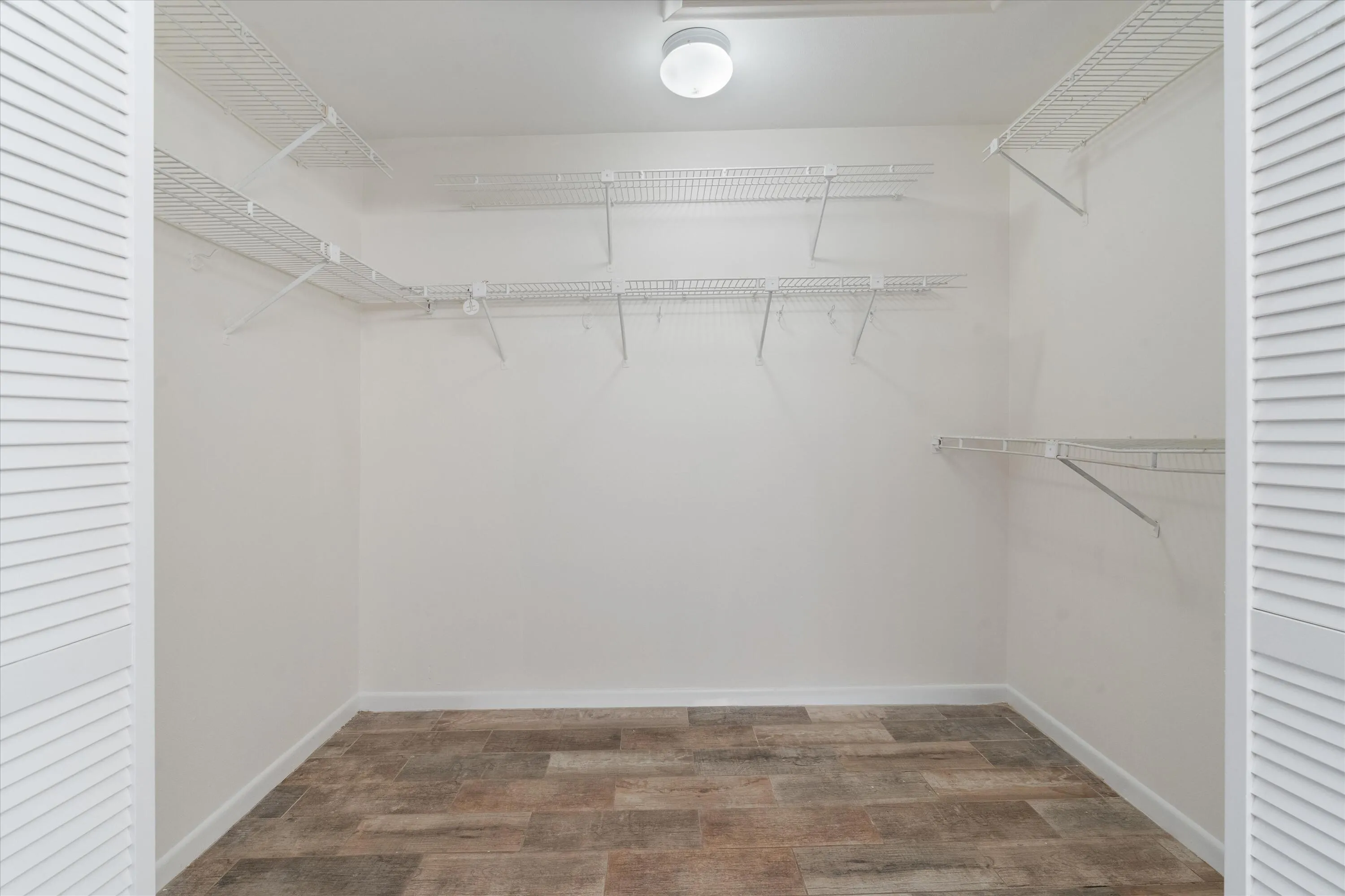 MASTER WALK-IN CLOSET