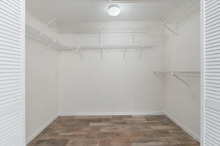 MASTER WALK-IN CLOSET