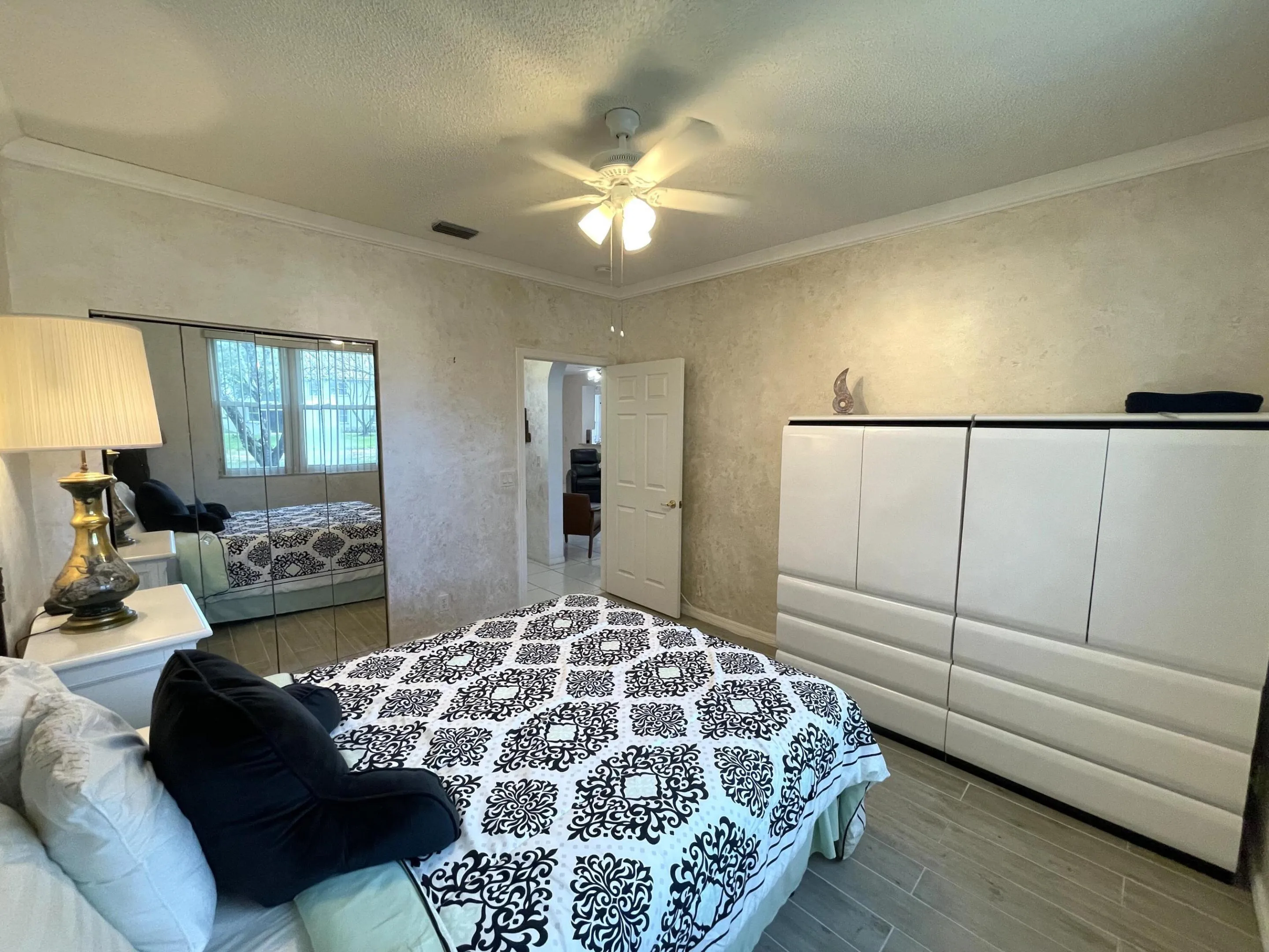 Guest bedroom picture 2